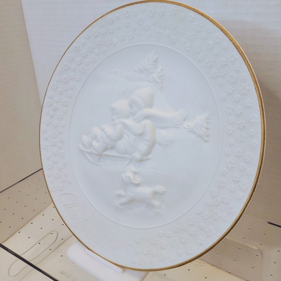 VTG 80"S AVON "A CHILD'S CHRISTMAS" PORCELAIN PLATE TRIMMED WITH 24K GOLD - Picture 4 of 9